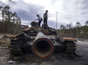 Penampakan Bangkai Tank Rusia Berserakan di Jalanan Ukraina