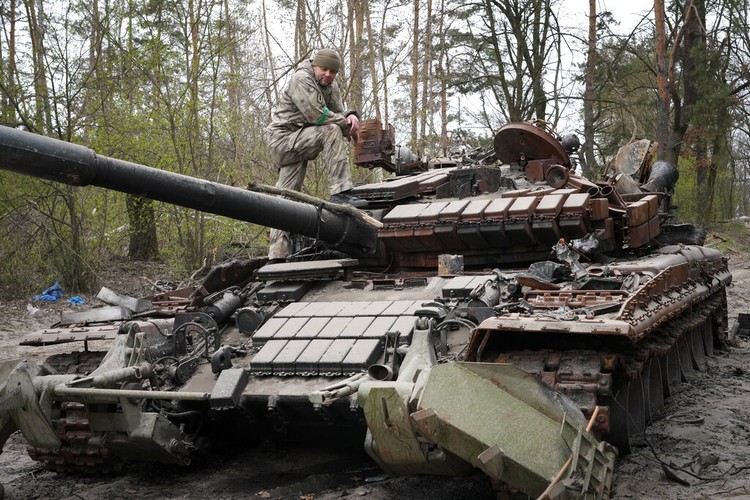 Bangkai tank Rusia di jalanan Ukraina Bangkai tank Rusia di jalanan Ukraina