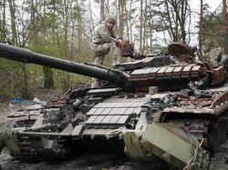 Penampakan Bangkai Tank Rusia Berserakan di Jalanan Ukraina