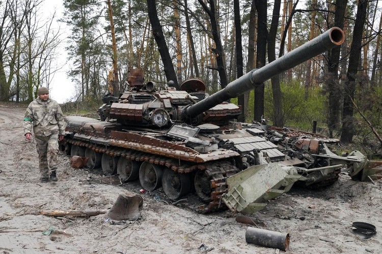 Bangkai tank Rusia di jalanan Ukraina