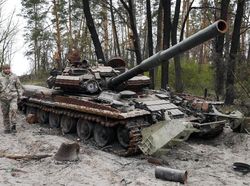 Penampakan Bangkai Tank Rusia Berserakan di Jalanan Ukraina