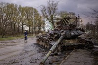 Bangkai tank Rusia di jalanan Ukraina