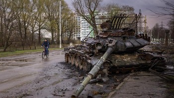 Kita belum berada di generasi terakhir tank. Seharusnya ada infantri yang melindungi tank. Tanpa itu, maka tank sama tidak bergunanya seperti yang lain, tambah dia. Foto: Associated Press