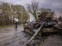 Penampakan Bangkai Tank Rusia Berserakan di Jalanan Ukraina