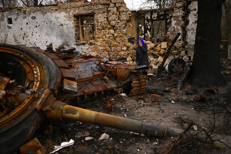 Bangkai tank Rusia di jalanan Ukraina