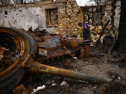 Penampakan Bangkai Tank Rusia Berserakan di Jalanan Ukraina