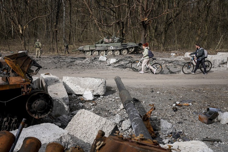 Bangkai tank Rusia di jalanan Ukraina Bangkai tank Rusia di jalanan Ukraina