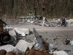 Penampakan Bangkai Tank Rusia Berserakan di Jalanan Ukraina