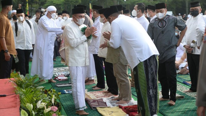 Gubsu Edy Rahmayadi dan Wali Kota Medan Bobby Nasution salat Id bersama di Lapangan Merdeka Medan. Foto istimewa
