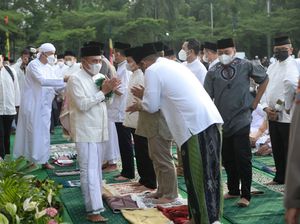 Lihat Lagi Momen Gubsu Edy dan Bobby Salat Id Bareng di Medan