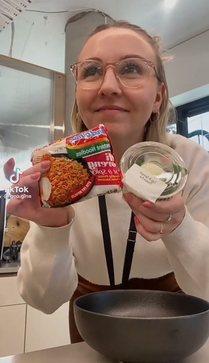 Kocak! Bule Ini Sering Bawa Indomie Buat Bekal Makan di Kantor