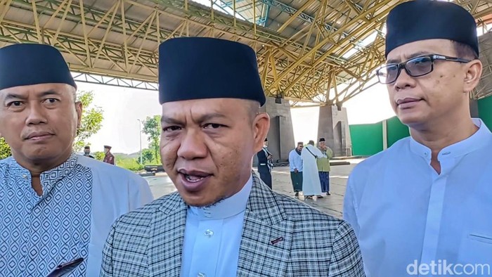 Bupati Bandung Dadang Supriatna (tengah).