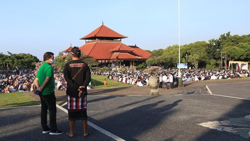 Bupati Klungkung, I Nyoman Suwirta hadir memantau jalannya salat id