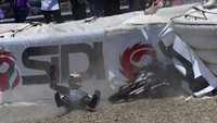 Salah satu rookie MotoGP 2022 ini jatuh dan bernasib DNF. Foto: AP/Jose Breton