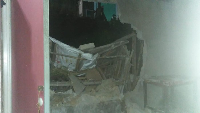 Dinding rumah warga jebol akibat longsor di Bogor (dok. Istimewa)
