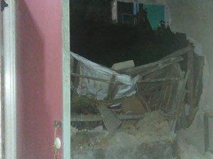 Rumah Warga di Bogor Tertimpa Tanah Longsor, Dinding Jebol
