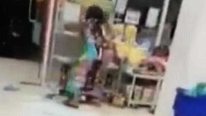 Emak-emak ngamuk di swalayan di Kaltim.