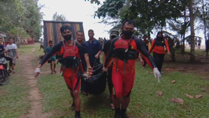 Basarnas Nias saat mengevakuasi jasad EF di Pantai Hoya, Desa Teluk Belukar, Gunungsitoli Utara, Kota Gunungsitoli, Senin (2/5/2022).