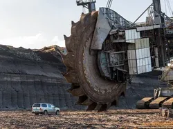 Jangan Lihat Kalau Megalophobia! Benda Ini Bikin Manusia Seukuran Semut