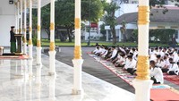 Imam dan khatib salat Id di Istana Yogyakarta diketahui Kepala Kantor Wilayah Kementerian Agama DIY Masmin Afif.   