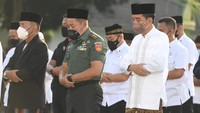 Sementara itu, Jokowi beserta keluarganya melaksanakan salat Id di Gedung Agung tepat pukul 06.32 WIB.  