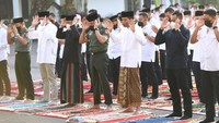 Pantauan detikJateng, persiapan salat Id di kompleks Gedung Agung sudah mulai dilakukan sejak pukul 05.30 WIB.   