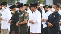 Tak hanya itu, masyarakat juga tampak diperbolehkan bergabung bersama Jokowi untuk salat Id di Gedung Agung.   