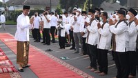 Diketahui, Jokowi sudah tiba di Jogja pada Sabtu (30/4). Beberapa saat kemudian, dia membagikan sembako untuk masyarakat di sekitar kompleks Gedung Agung.  