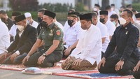 Beberapa masyarakat lain melaksanakan salat Id di trotoar sekitaran kompleks Gedung Agung.  