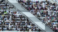 Gubernur DKI Jakarta Anies Baswedan bersama keluarga menunaikan salat Idul Fitri atau salat Id 1443 H di Jakarta International Stadium (JIS) pagi tadi. Anies Baswedan ditemani oleh istri hingga ibunda. Instagram/@pakindro