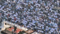 Pemprov DKI Jakarta menggelar salat Idul Fitri 1443 H di kawasan Jakarta International Stadium (JIS) yang dihadirkan ribuan warga Jakarta dan sekitarnya, Senin, (2/5/2022). Instagram/@pakindro