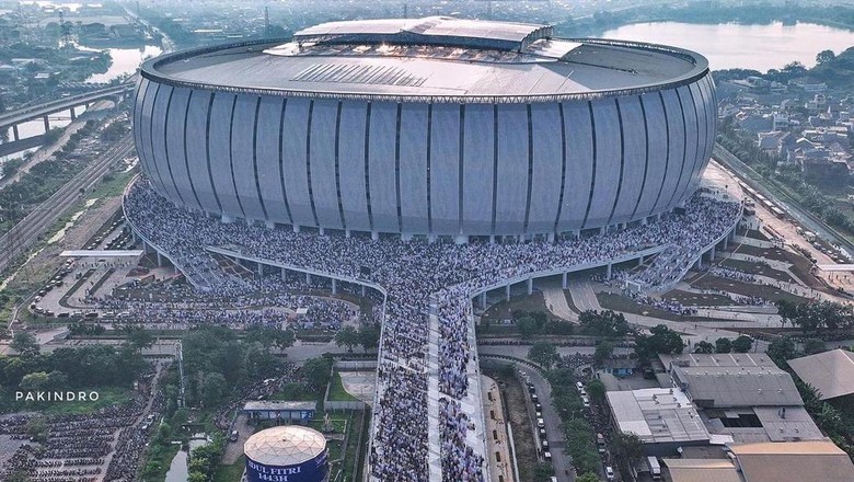 Foto Udara Saat Jemaah Padati JIS untuk Salat Id Foto udara umat Islam melaksanakan Shalat Idul Fitri 1443 H di kawasan Jakarta International Stadium (JIS), Jakarta, Senin 2 Mei 2022. Pemprov DKI Jakarta menggelar salat Idul Fitri 1443 H di kawasan Stadion JIS yang dihadirkan ribuan warga Jakarta dan sekitarnya. Sementara itu, Gubernur DKI Jakarta Anies Baswedan mengatakan Stadion JIS merupakan sebuah janji mahakarya yang akhirnya tertunaikan.