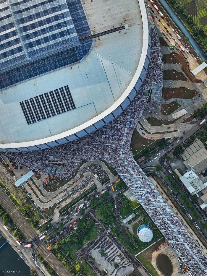 Foto Udara Saat Jemaah Padati JIS untuk Salat Id Foto udara umat Islam melaksanakan Shalat Idul Fitri 1443 H di kawasan Jakarta International Stadium (JIS), Jakarta, Senin 2 Mei 2022. Pemprov DKI Jakarta menggelar salat Idul Fitri 1443 H di kawasan Stadion JIS yang dihadirkan ribuan warga Jakarta dan sekitarnya. Sementara itu, Gubernur DKI Jakarta Anies Baswedan mengatakan Stadion JIS merupakan sebuah janji mahakarya yang akhirnya tertunaikan.