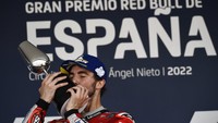 Francesco Pecco Bagnaia menjadi rider yang paling duluan melintasi garis finis di Jerez. Foto: AP/Jose Breton