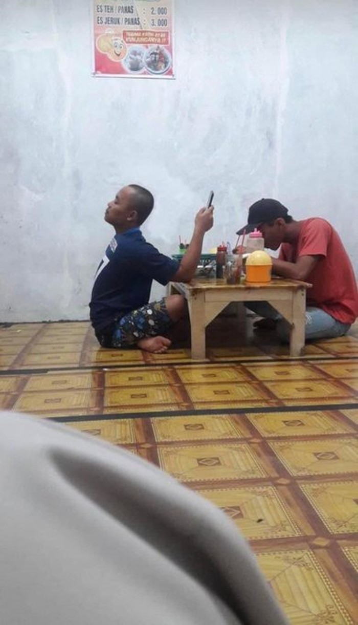 10 Momen Kocak Netizen Makan Bareng Bikin Salfok!