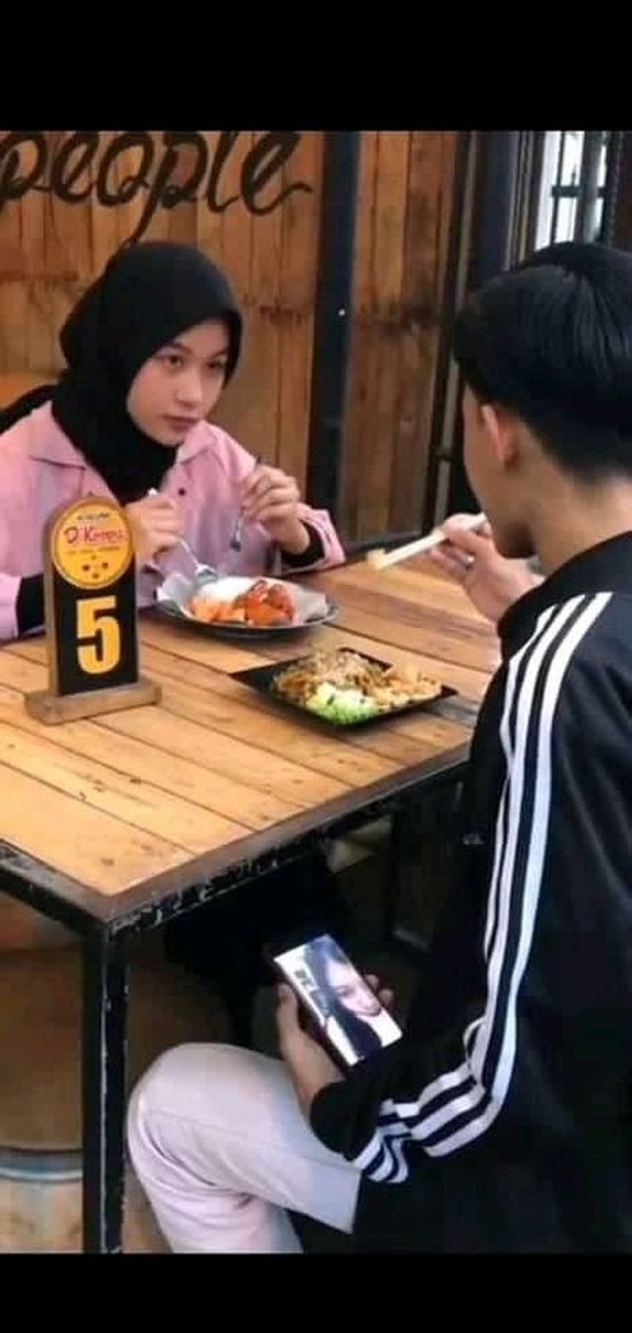 10 Momen Kocak Netizen Makan Bareng Bikin Salfok!