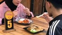 Tidak menghargai kekasih di hadapannya, netizen ini bikin kesal. Saat makan bersama, dirinya masih sempat melihat foto perempuan lain. Foto: Instagram/sukijan.id