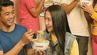 Tak punya pasangan, iklan mie instan yang menampilkan momen makan bareng kekasih ini berujung ngenes. Salah satu modelnya terpaksa menyuapi foto pada kalender. Foto: Instagram/sukijan.id