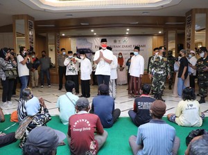 Ganjar Bagikan Zakat Fitrah ke 1.500 Duafa & Fakir Miskin di Semarang