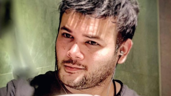 10 Gaya Asyik Ridho Rhoma Saat Ngopi dan Makan Pizza