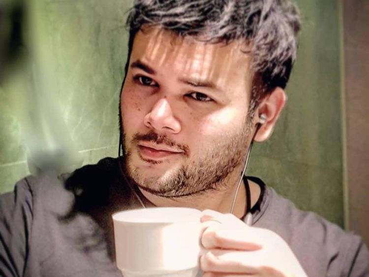 10 Gaya Asyik Ridho Rhoma Saat Ngopi dan Makan Pizza