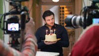 Ridho Rhoma juga dikenal sebagai aktor yang sering membintangi peran lewat FTV. Ini salah satu adegan yang diambil ketika Ridho berlaga di depan kamera sambil memegang sebuah cake. Foto: Instagram @ridho_rhoma