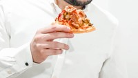Putra bungsu dari Rhoma Irama ini penggemar berat pizza. Foto ini menunjukkan kalau Ridho tak sabar melahap pizza dengan topping saus tomat dan keju.  Foto: Instagram @ridho_rhoma