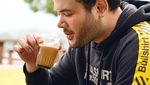 10 Gaya Asyik Ridho Rhoma Saat Ngopi dan Makan Pizza