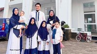 Oki Setiana Dewi bersama keluarga tercinta. Foto: Instagram