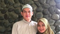 Ikke Nurjanah dengan sang suami. Foto: Instagram