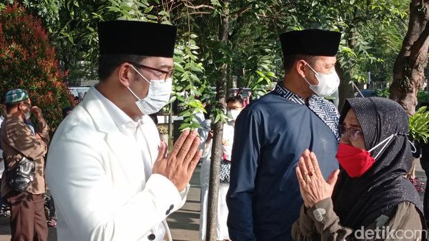 Gubernur Jawa Barat Ridwan Kamil usai salat Id di Lapangan Gasibu.