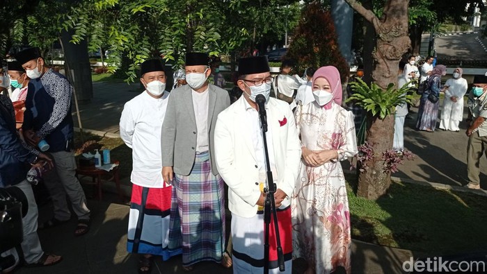 Gubernur Jawa Barat Ridwan Kamil usai salat Id di Lapangan Gasibu.