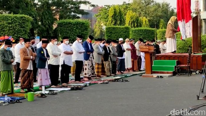 Gubernur Jawa Tengah Ganjar Pranowo melaksanakan salat Id di Simpang Lima Semarang, Senin (2/5/2022).