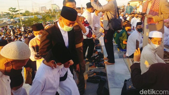 Gubernur Sulsel Andi Sudirman Sulaiman melaksanakan salat Id di pelataran Masjid 99 Kubah.